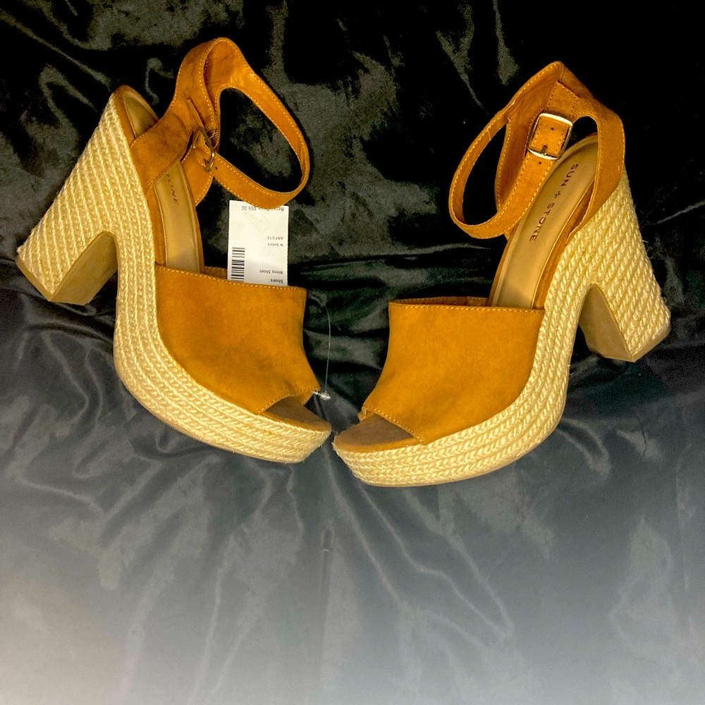 3 inch Platform pumps knitting on platform and heels.